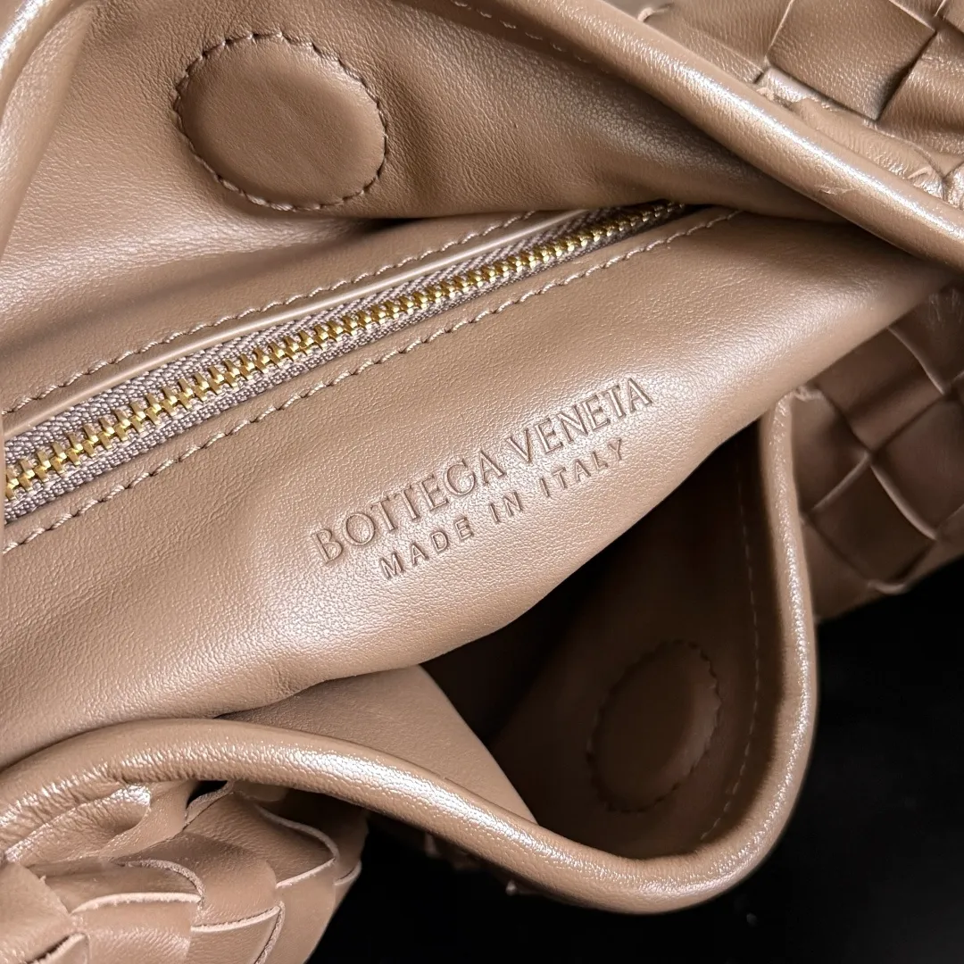 Batch 1960 It seems that this bag from BV has been popular recently ~ The new Hop is really not too beautiful. The whole bag has no seams. The bag body and handles are made of one piece of leather. It reflects the style and essence of Bottega Veneta. It truly represents craftsmanship and creativity. The large size has a very loose and lazy upper body. Big bag lovers will definitely not regret buying it. Style number: 796262 Size: 46*21*10cm